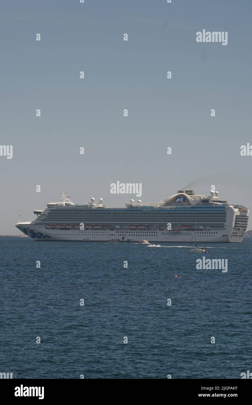 10. Juli 22 St. Peter Port Guernsey, Kanalinseln Kreuzfahrtschiff Emerald Princess Crown Class, vor Anker vor dem Hafen Stockfoto