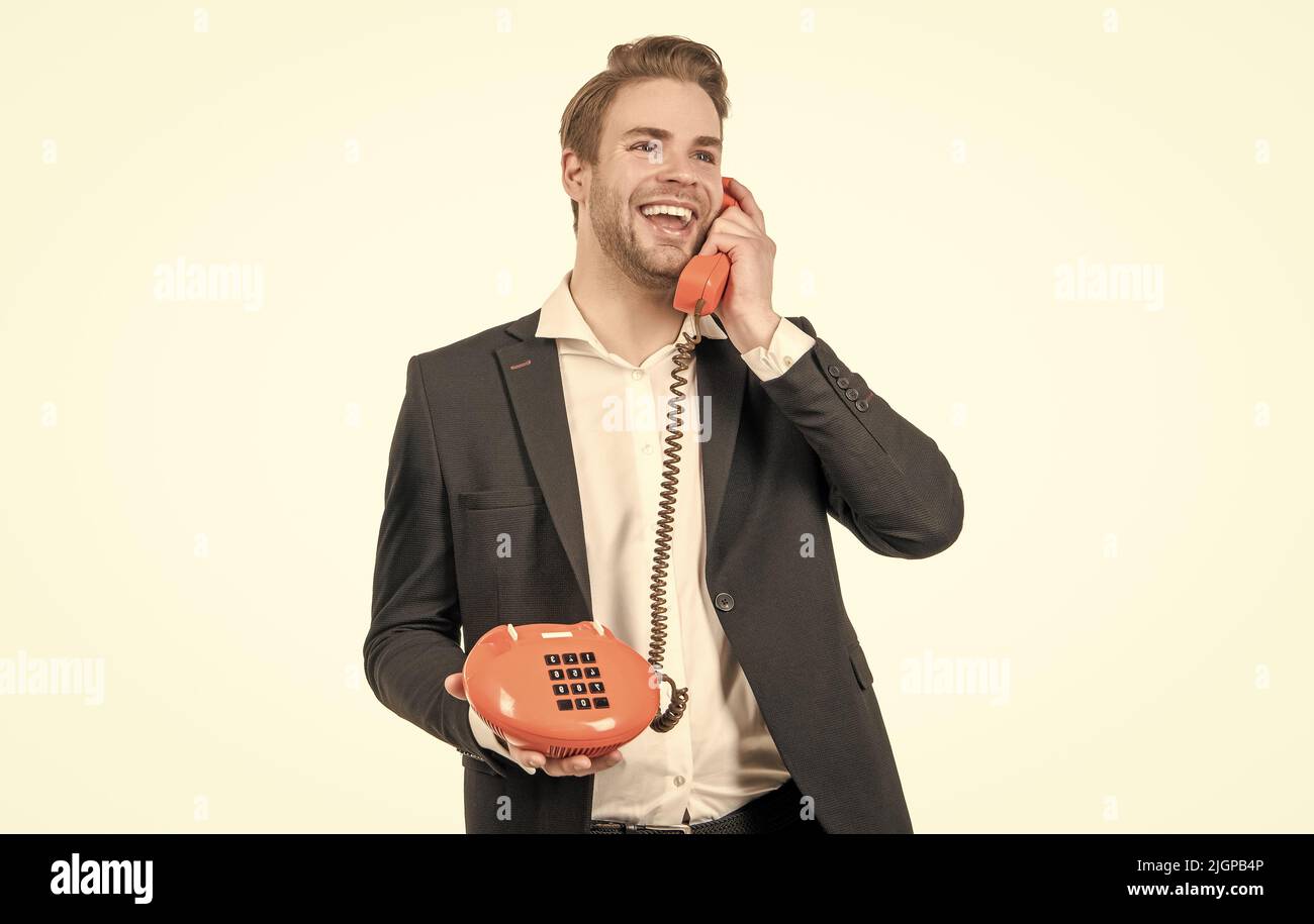 Hallo. Glücklicher Telefonanruf-Manager. Glücklicher Mann ist auf Vintage-Handy. Telefonanruf Stockfoto