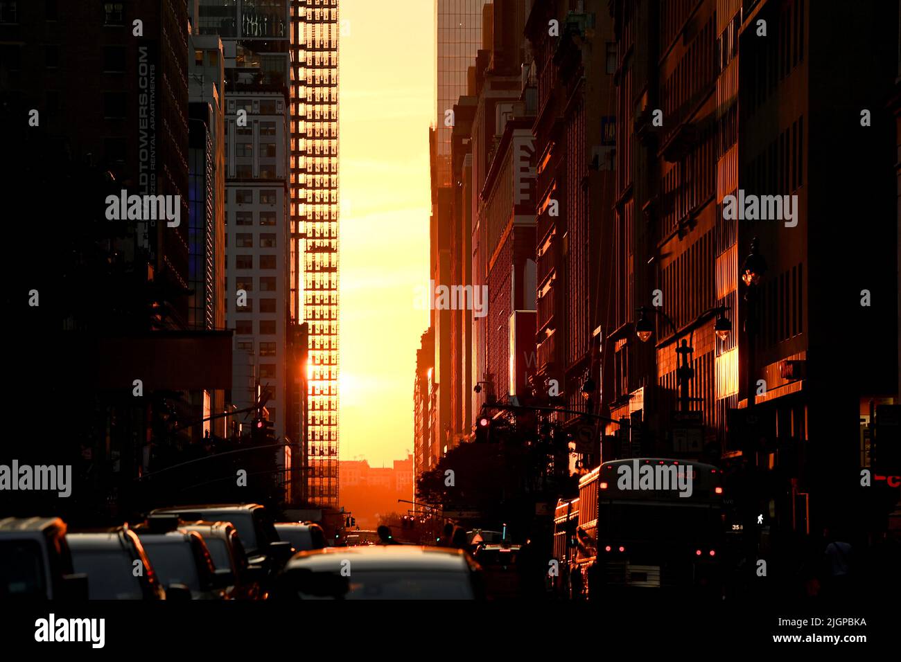 New York City, USA Juli 12. 2022. Manhattanhenge in New York City. Manhattanhenge das Ereignis, bei dem die untergehende Sonne auf das Hauptstraßenraster von Manhattan, New York City ausgerichtet ist. Kredit: Sam Bagnall /Alamy Live Nachrichten Stockfoto