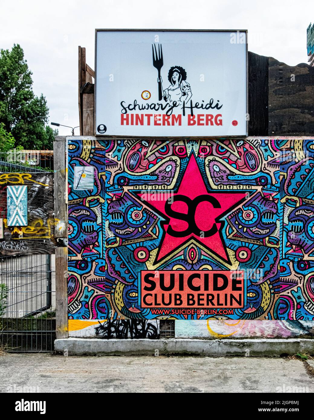 Eingezäunter Eingang zum Suicide Club in DER RAW Gelände, Revaler Straße.Friedrichshain, Berlin Stockfoto