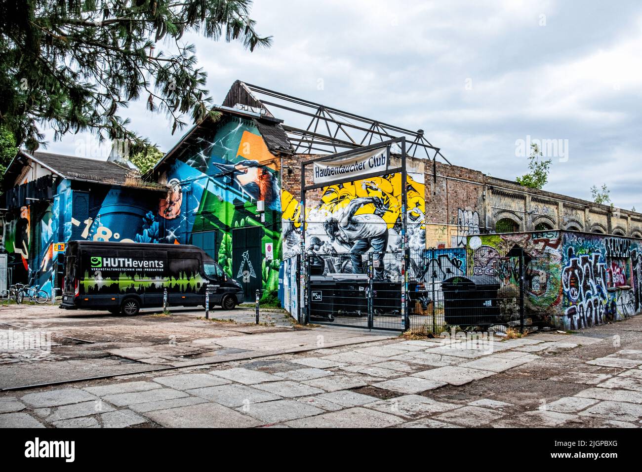 Berlin, Friedrichshain, RAW-Gelände, die haubentaucher Open Air Club verfügt über einen Pool, Whirlpool, Kino und Yoga unter freiem Himmel, außen Stockfoto