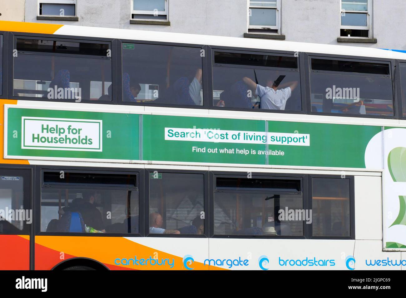 Lebenshaltungskosten Zahlungen britische Regierung Anzeige auf der Seite des Busses in Margate 'Hilfe für Haushalte' Suche 'Lebenshaltungskosten Unterstützung' 11.7.22 Stockfoto