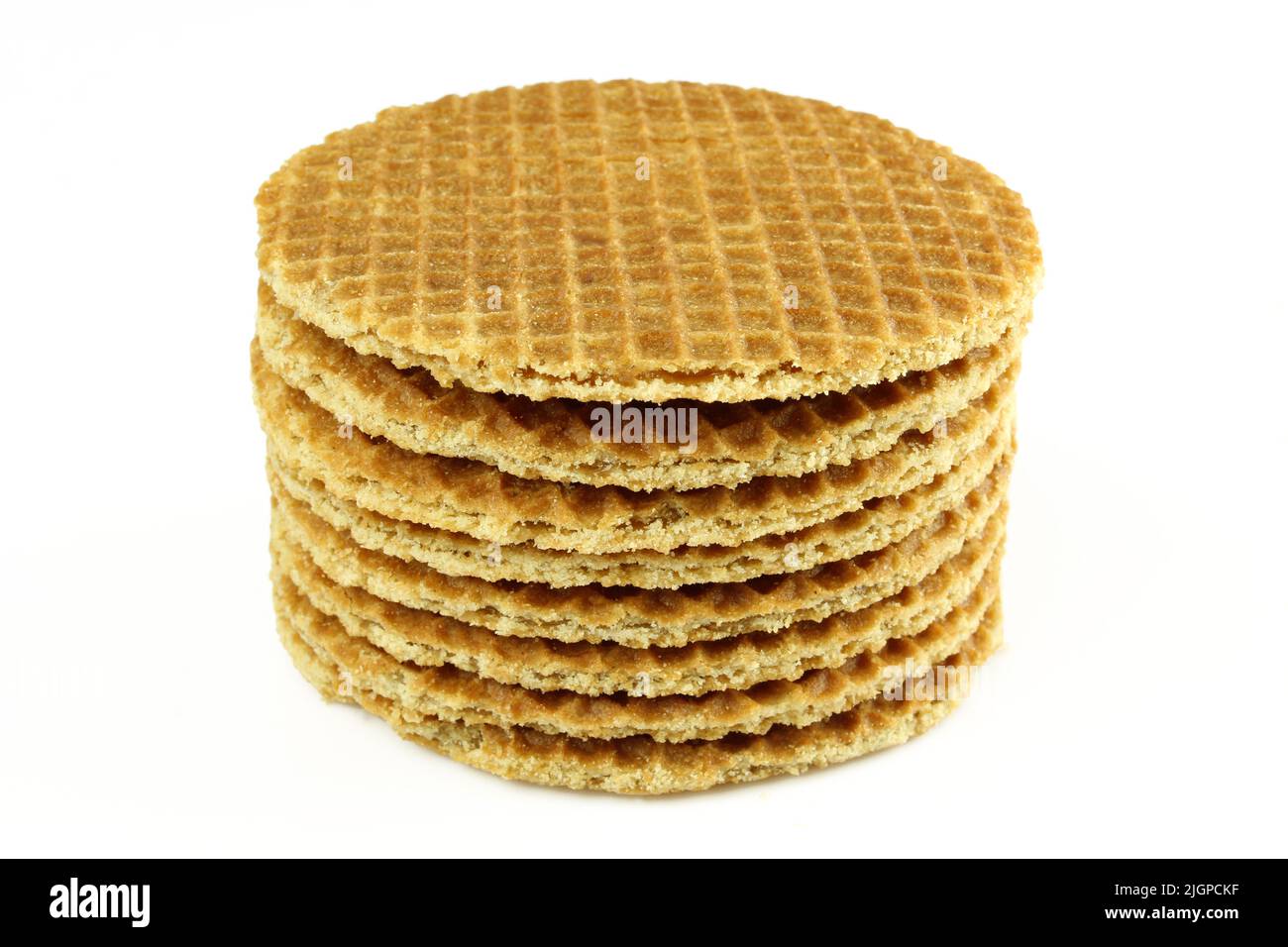 Stapel von karamellgefüllten goldenen Waffeln isoliert auf weißem Hintergrund Stockfoto