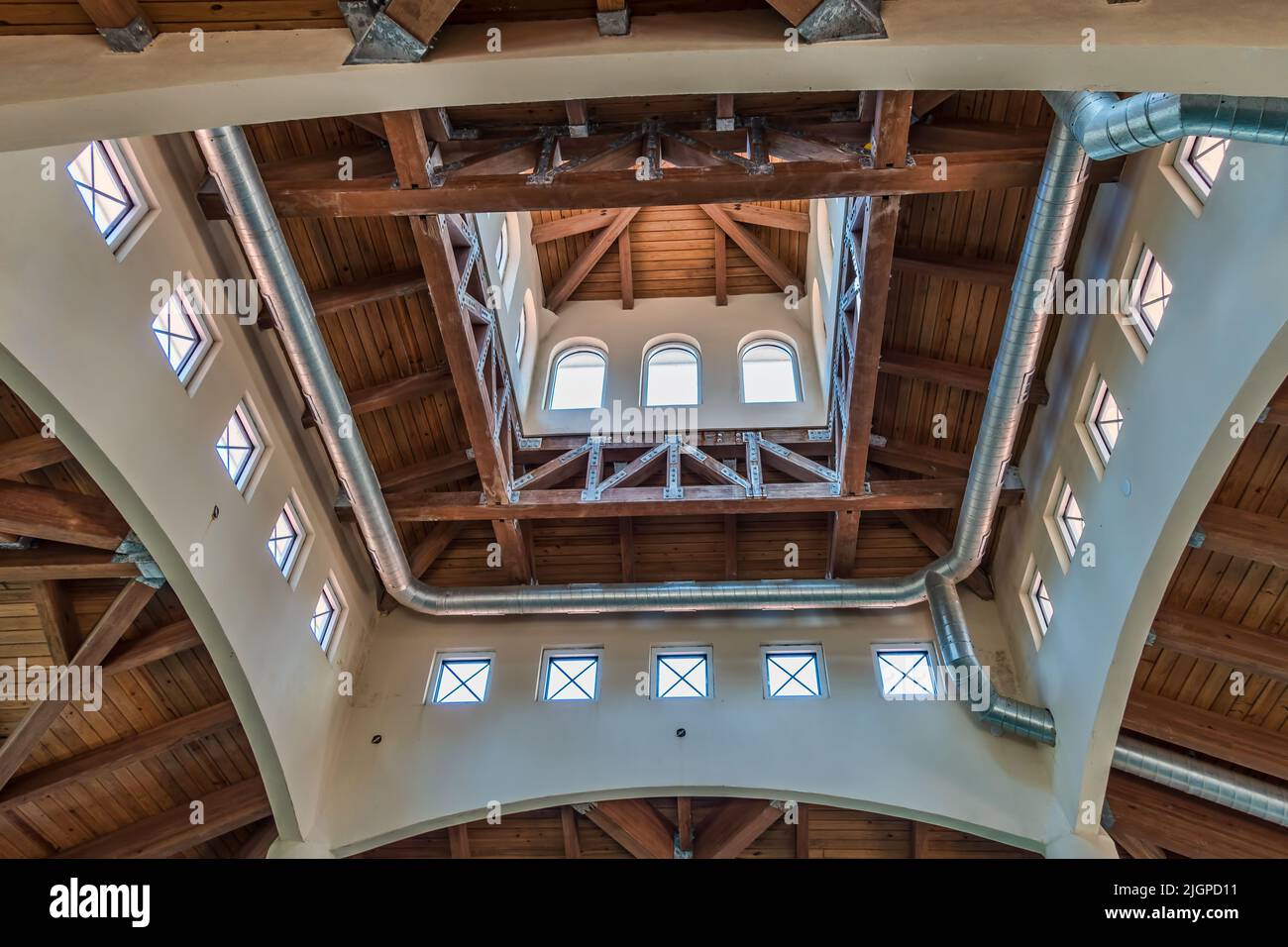 Eine Decke mit vielen interessanten Oberlichtern. Architekturfoto. Stockfoto