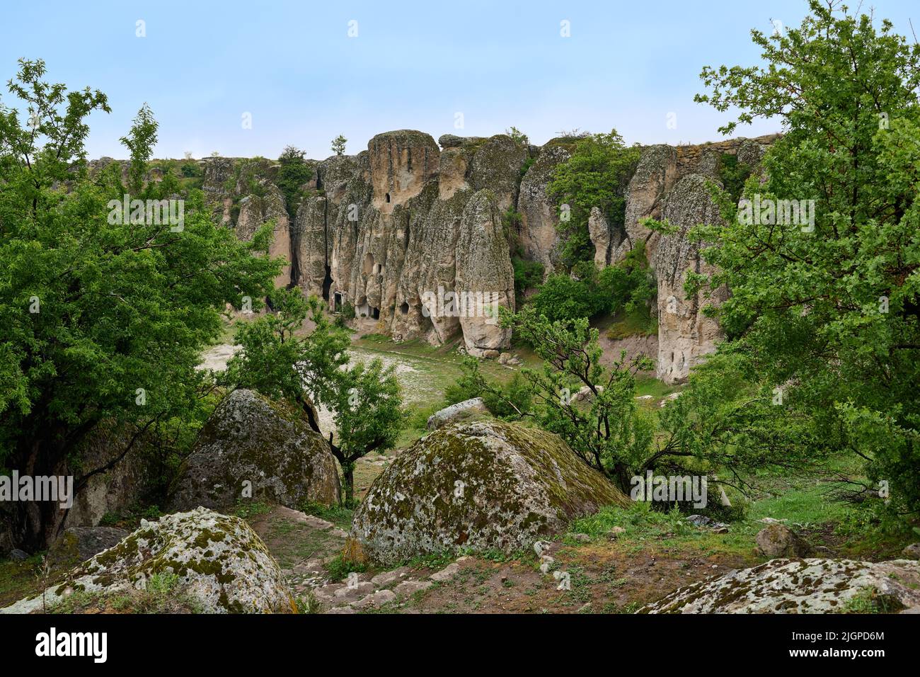 Vulkanische Tuffsteinbildung bei Kilistra (Glystra), St. Paul's Way, Gokyurt, die frühchristliche Höhlenkirchen und vorrömische Höhlenwohnungen verbirgt Stockfoto