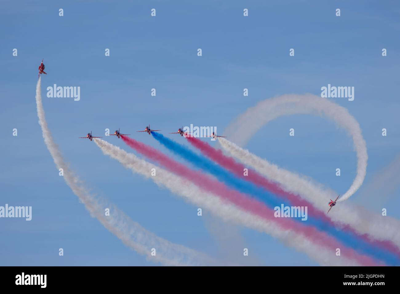 Das Royal Air Force Aerobatic Team, The Red Arrows, zeigt auf der Southport Air Show, Southport, Merseyside, Großbritannien, eine spektakuläre Show Stockfoto