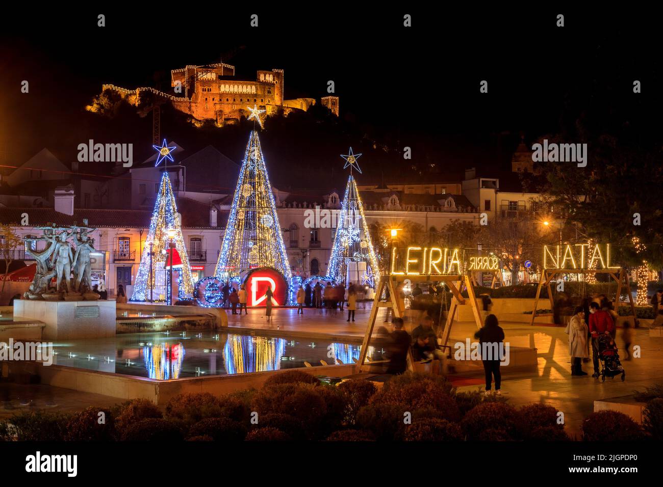 Leiria, Portugal - 8. Dezember 2021: Nachtansicht des leuchtenden Brunnens und Platzes des Stadtzentrums von Leiria in Portugal, mit weihnachtlicher Dekoration Stockfoto