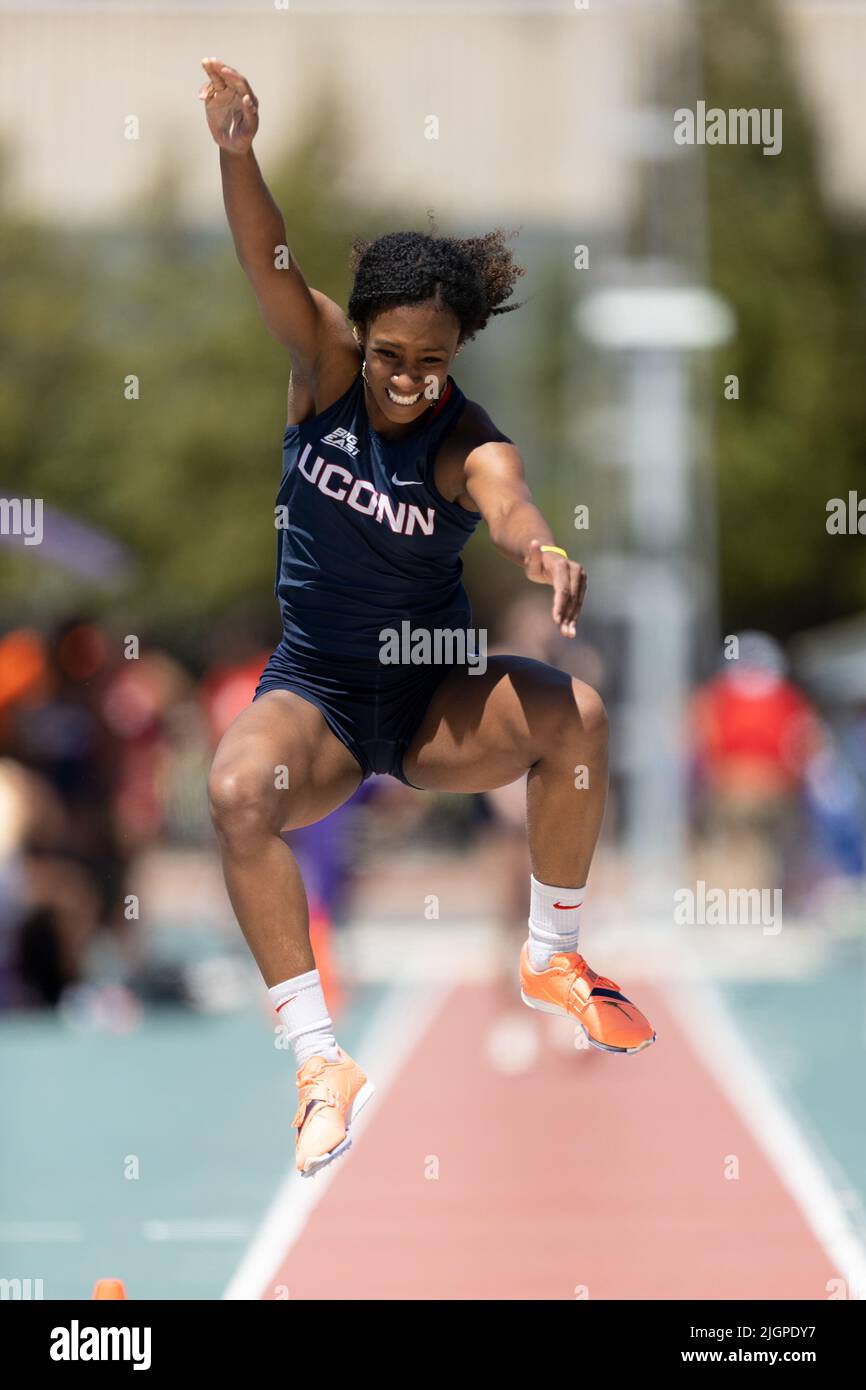 Taylor Pannell von UConn tritt am Samstag, den 9. April 2022, in Baton Rouge beim Weitsprung der Frauen an, Louisiana. (Kirk Meche/Image of Sport) Stockfoto