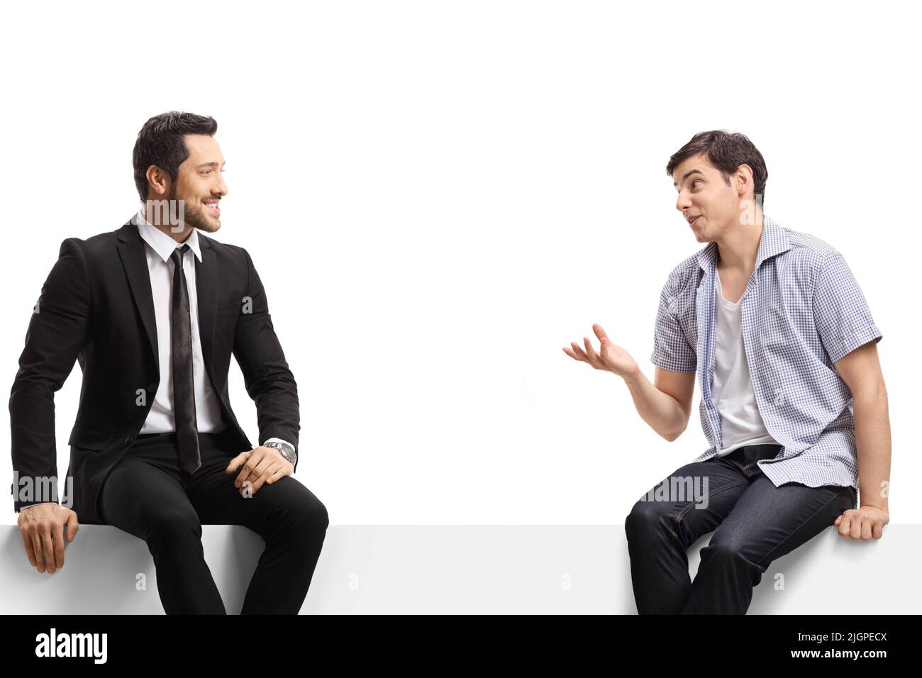 Geschäftsmann und ein zwangloser Mann sitzen auf einem Panel und sprechen isoliert auf weißem Hintergrund Stockfoto