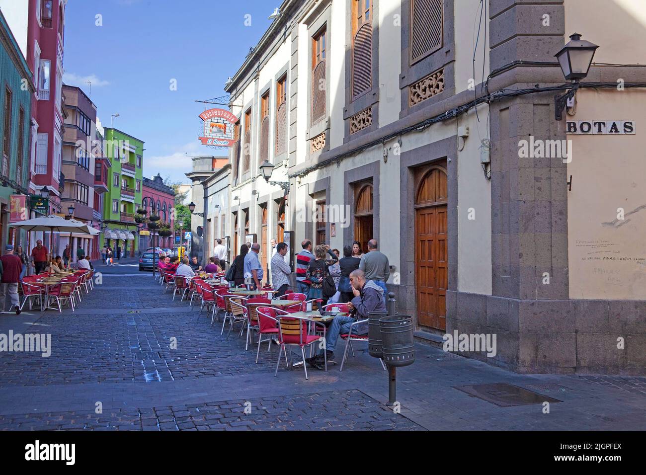 Straßencafe und Restaurants in einer Gasse, Altstadt Vegueta, Las Palmas, Kanarische Inseln, Spanien, Europa Stockfoto