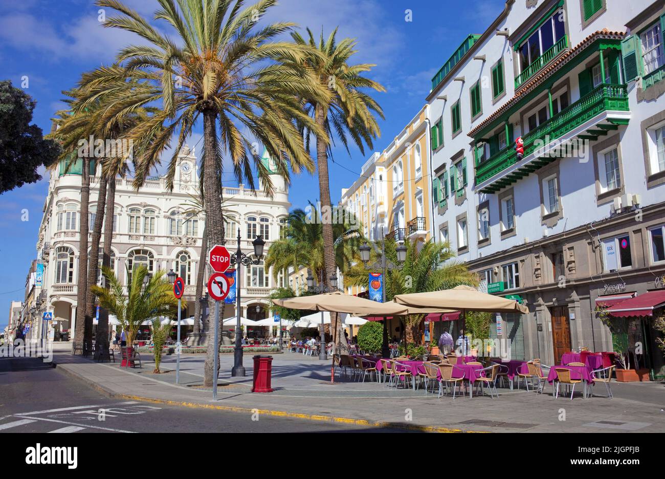Gabinete Literario und Straßencafes an der Plaza Cairasco, Altstadt von Triana, Las Palmas, Grand Canary, Kanarische Inseln, Spanien, Europa Stockfoto