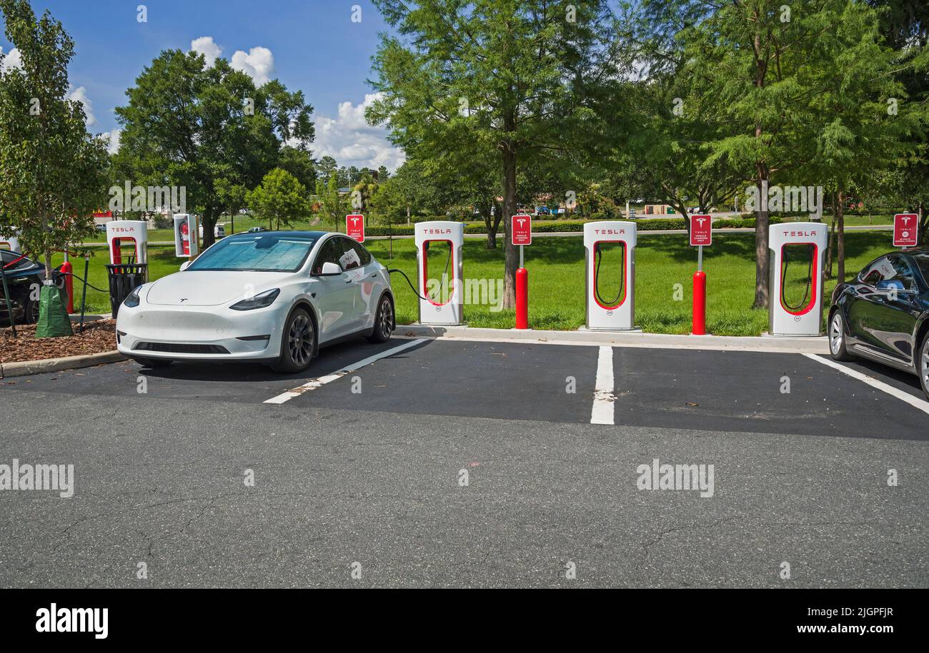 Ladestation für Elektroautos in der Stadt Alachua im Norden Floridas. Dies ist eine kleine Stadt am Highway 441, in der Nähe von Gainesville. Stockfoto