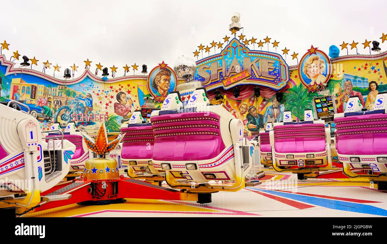 Bunte „Shake & Roll“-Fahrt auf der beliebten „Rheinkirmes“ 2022 in Düsseldorf, der größten Fun-Messe am Rhein. Stockfoto