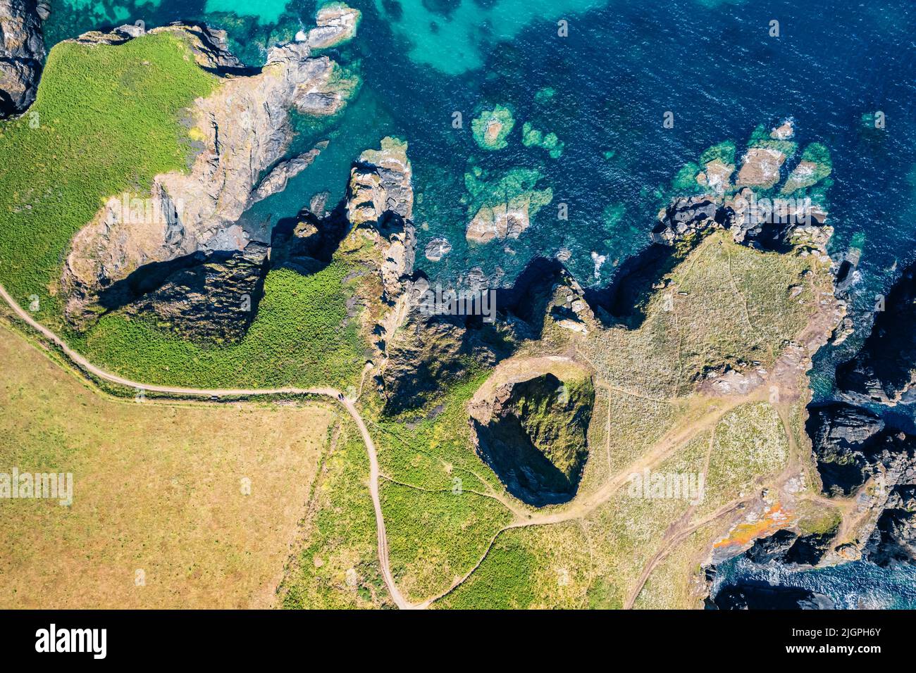 Top Down über Housel Bay Cliffs, Lizard, Helston, Cornwall, England Stockfoto