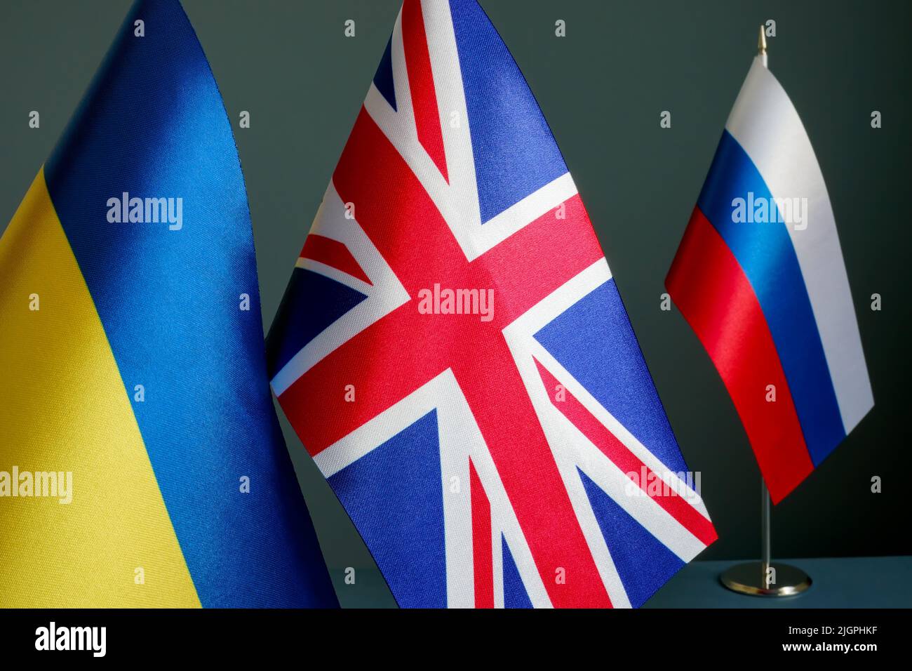 Die Flaggen der Ukraine und Großbritanniens sind weit von der Flagge Russlands entfernt. Stockfoto