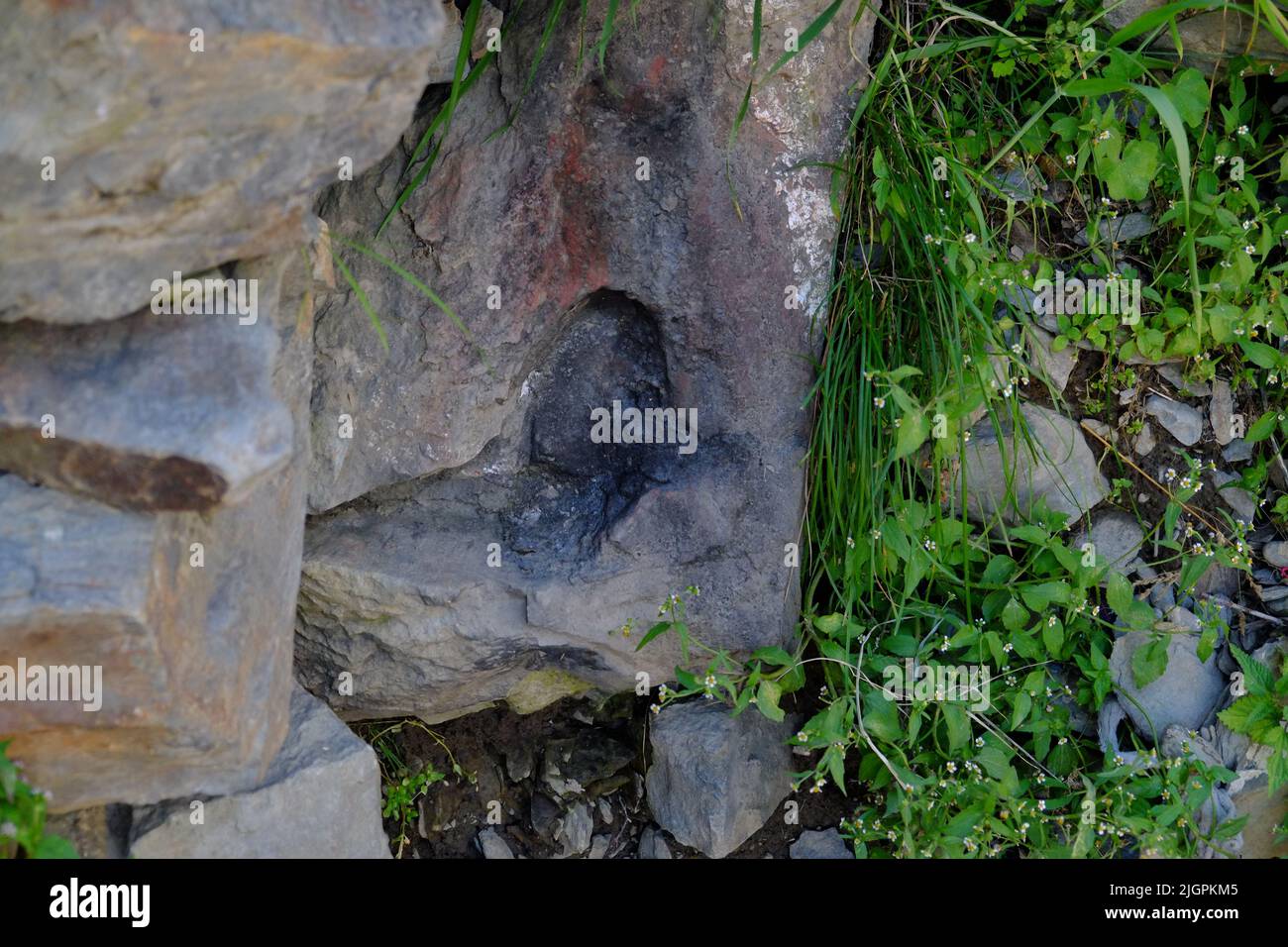 Padmasambhava (Guru Rinpoche) Fußabdruck in der Nähe des Himalaya-Dorfes Nesang in Kinnaur, Himachal Pradesh, Indien Stockfoto