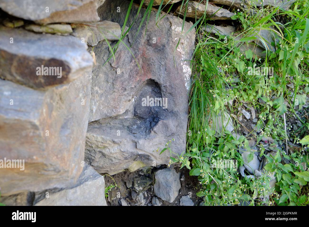 Padmasambhava (Guru Rinpoche) Fußabdruck in der Nähe des Himalaya-Dorfes Nesang in Kinnaur, Himachal Pradesh, Indien Stockfoto