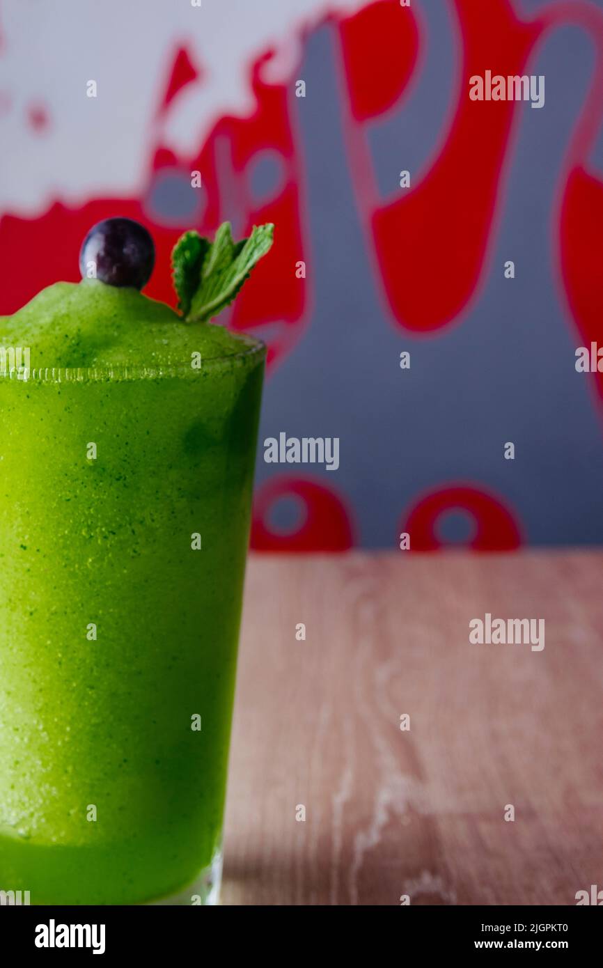 Köstliche natürliche Säfte, um mit Freunden und Familie genießen gute Gesellschaft zu teilen, dank dieser Säfte voller Früchte und Vitamine, gibt es differe Stockfoto