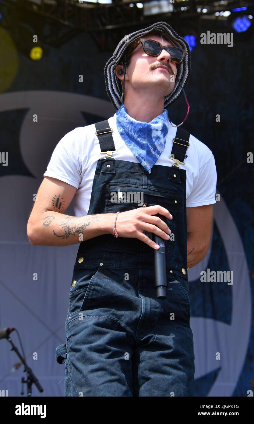 Der Sänger, Songwriter und Musiker Griff Washburn, der unter dem Namen Goth Babe auftritt, wird während eines „Live“-Konzerts auf der Bühne aufgeführt. Stockfoto