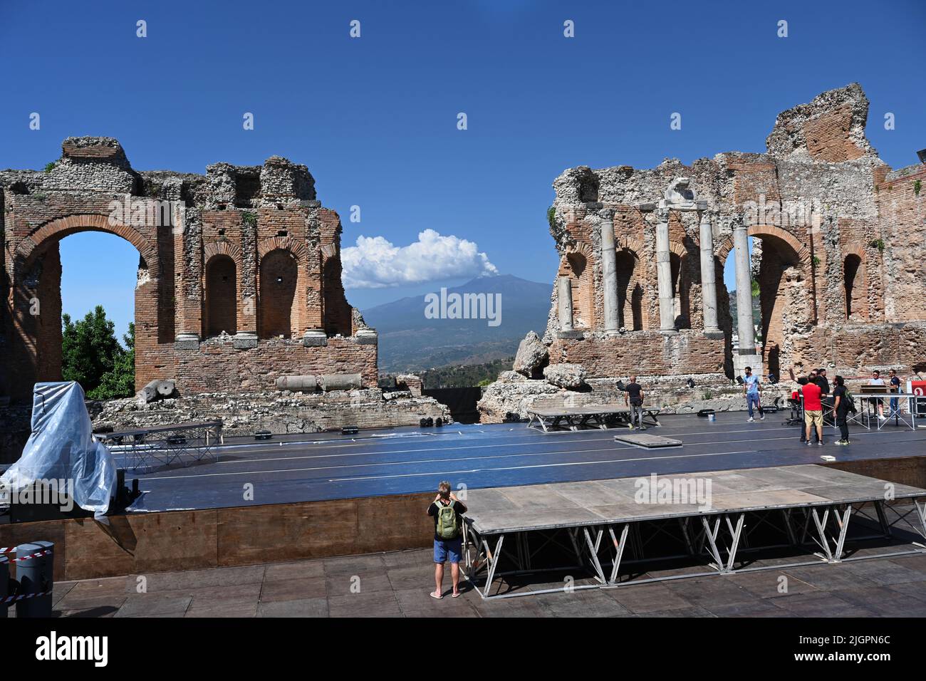 Griechisches Amphitheater Taormina Sizilien mit Ätna Stockfoto