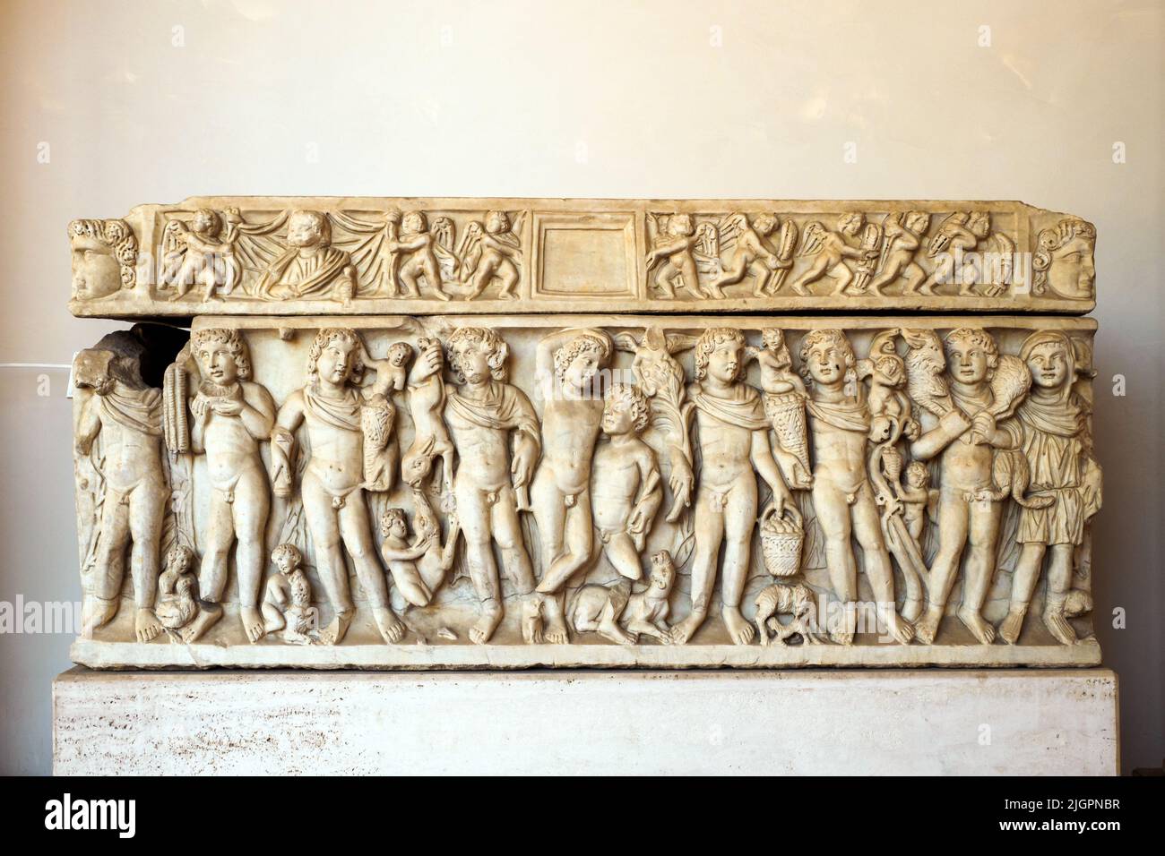 Sarkophag, der den betrunkenen Dionysos darstellt, der von einem Satyr und den Jahreszeiten hochgehalten wird. Luni-Marmor. Erste Jahrzehnte des 4.. Jahrhunderts n. Chr. - Unbekannte Herkunft - Nationales Römisches Museum - die Diokletiansthermen - Rom, Italien Stockfoto