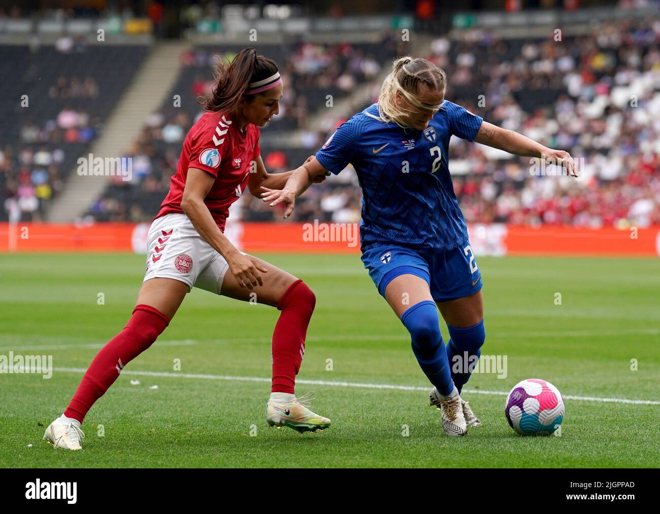 Die finnische Elli Pikkujamsa kämpft mit der dänischen Nadia Nadim während des UEFA Women's Euro 2022 Gruppe B-Spiels im Stadium MK, Milton Keynes. Bilddatum: Dienstag, 12. Juli 2022. Stockfoto