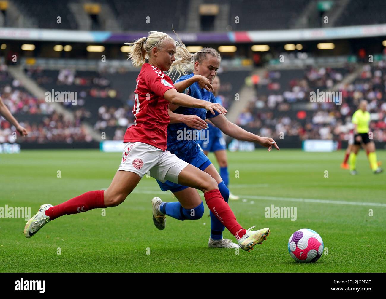 Die Finnin Elli Pikkujamsa kämpft während des UEFA Women's Euro 2022 Gruppe B-Spiels im Stadium MK, Milton Keynes, gegen die dänische Pernille Harder. Bilddatum: Dienstag, 12. Juli 2022. Stockfoto