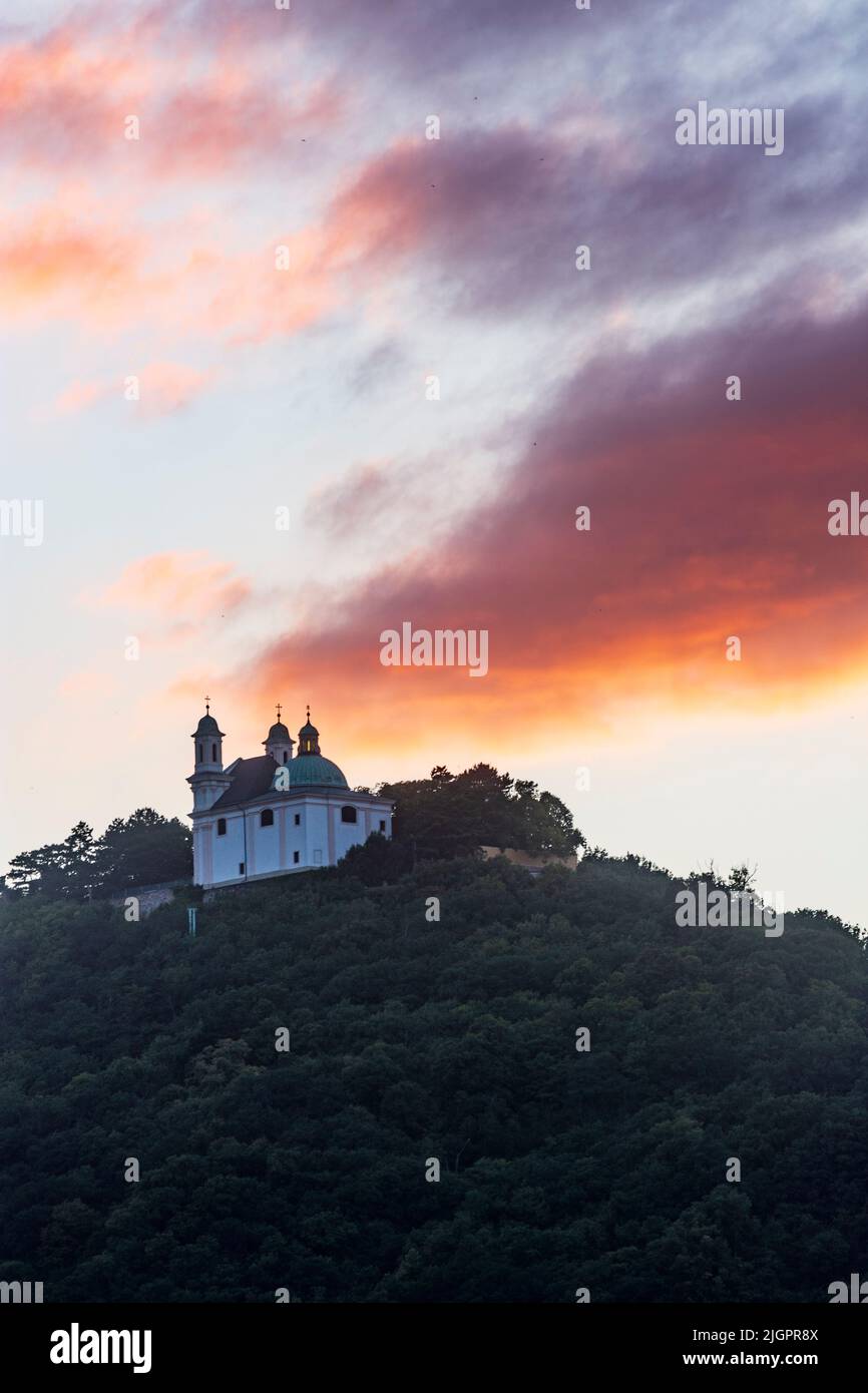 Wien, Wien: Sonnenuntergang am Leopoldsberg (mit Kirche) im Jahr 19. Döbling, Wien, Österreich Stockfoto