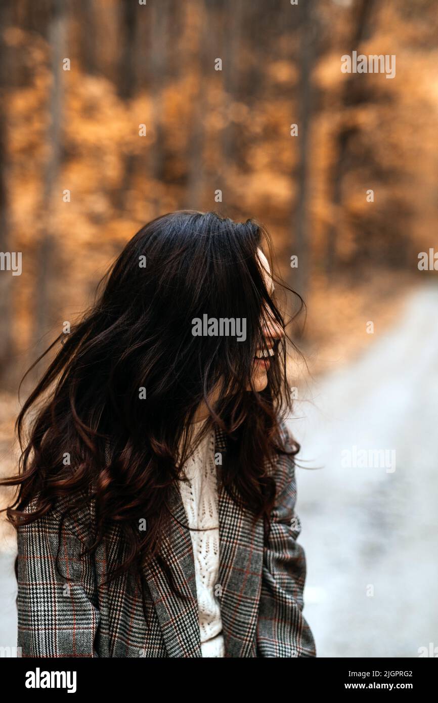 Herbstangst, Psychische Gesundheit. Glückliche Brünette Frau genießen das Leben im Herbstwald Stockfoto