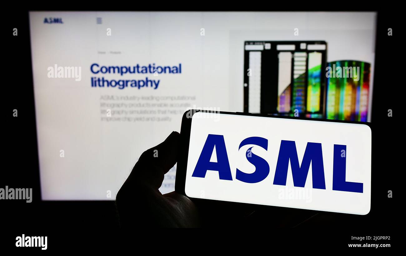 Person, die Smartphone mit dem Logo des niederländischen Halbleiterunternehmens ASML Holding N.V. auf dem Bildschirm vor der Website hält. Konzentrieren Sie sich auf die Telefonanzeige. Stockfoto