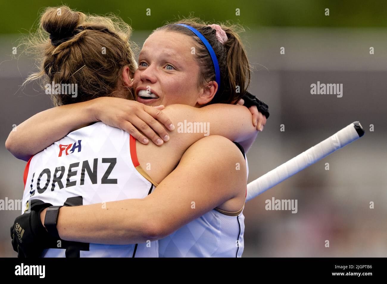 AMSTERDAM - Nike Lorenz und Charlotte Stapenhorst (GER, LR) sind überglücklich, nachdem sie das Halbfinale während des Spiels zwischen Neuseeland und Deutschland bei den World Hockey Championships im Wagener-Stadion am 12. Juli 2022 in Amsterdam erreicht haben. ANP SANDER KING Stockfoto