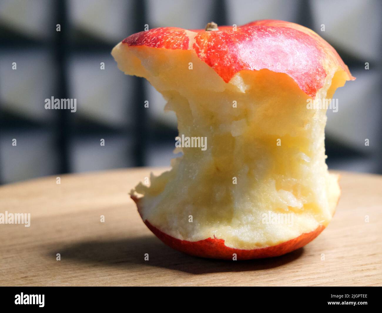 Ein gebissenen roten Apfel, Nahaufnahme. Apple Core. Stockfoto