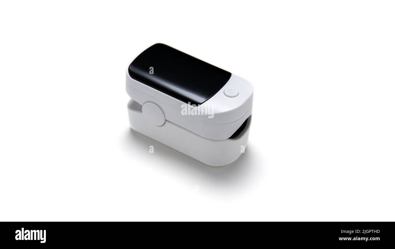 Weißes, tragbares Pulsoximeter, isoliert auf weißem Hintergrund. Fingertipp-Gerät zur Messung der Sauerstoffsättigung im Blut und der Herzfrequenz. Gesundheitskonzept. Bild mit Kopierbereich Stockfoto