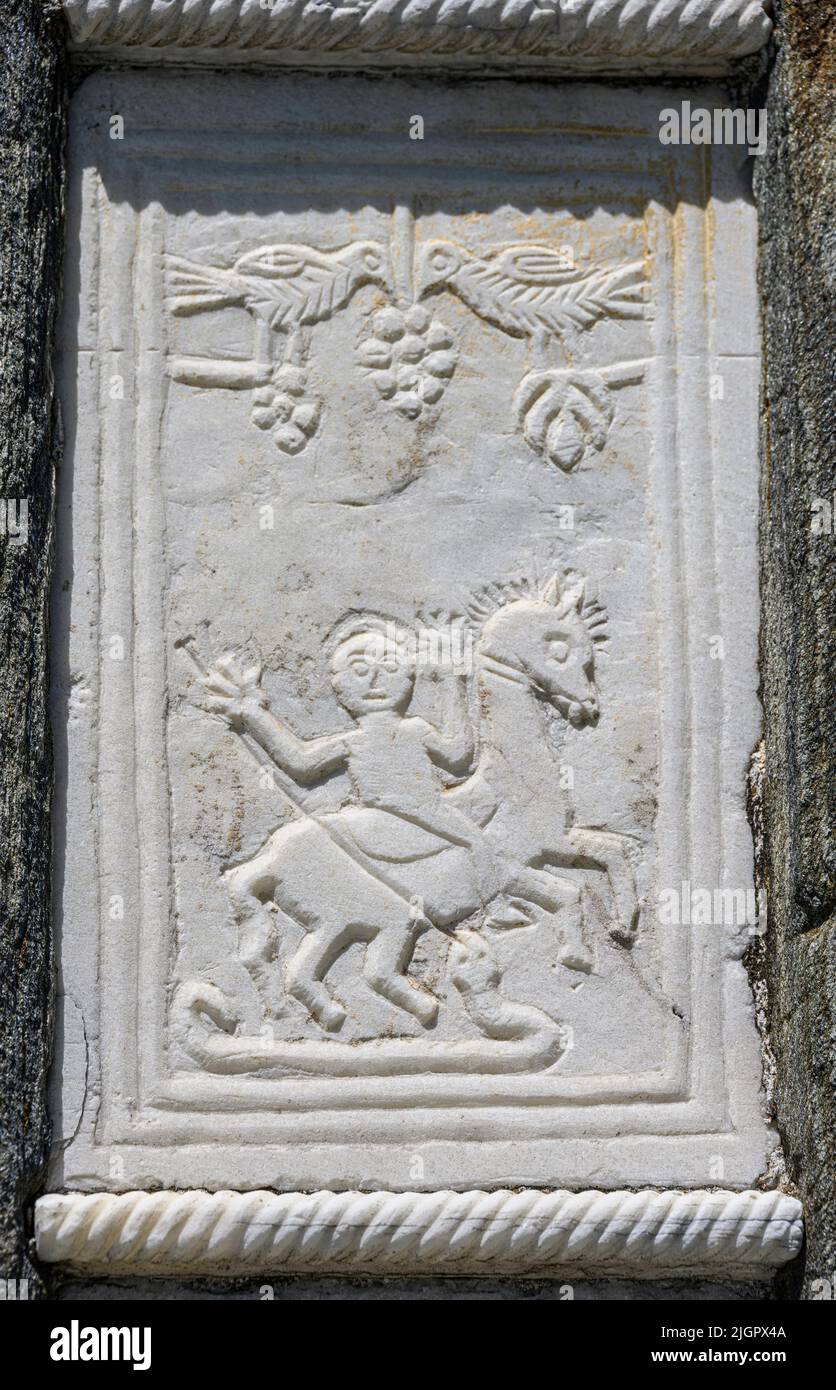 Detail einer geschnitzten Tafel, auf der der hl. Georg den Drachen erschlugen zeigt, auf einer Nische in der 18.. Cen. kirche von Agios Georgios, im Dorf Zagora Stockfoto