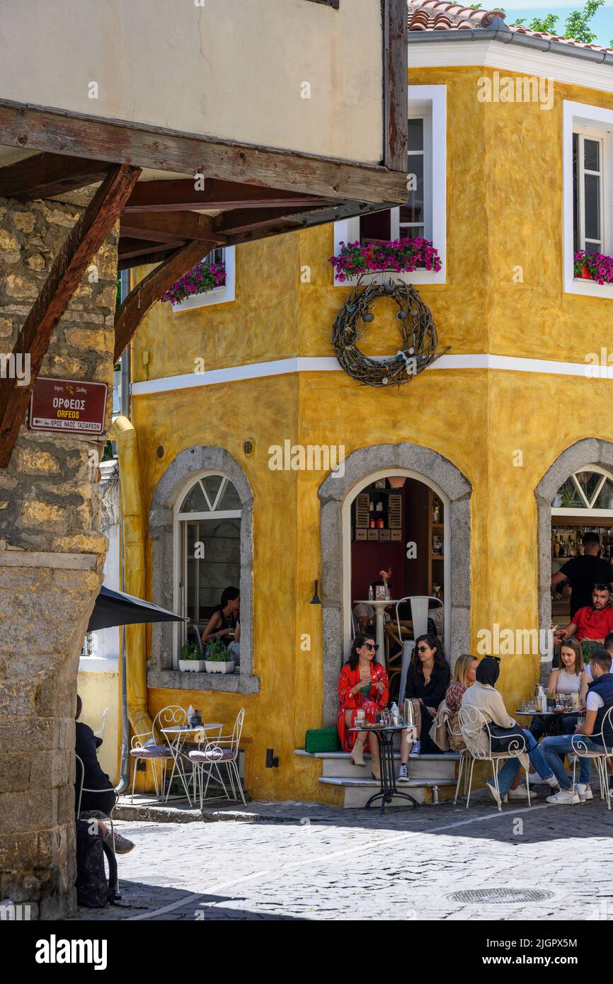 Kunden unterhalten sich in einer Café-Bar im Zentrum von Xanthis Altstadt, Xanthi, Westthrakien, Griechenland. Stockfoto