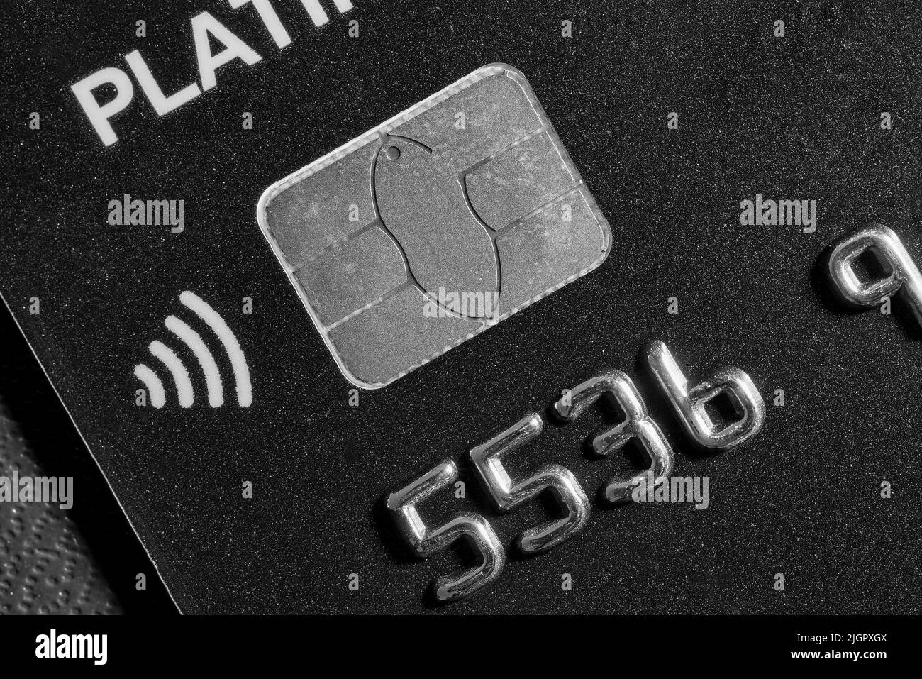 Nahaufnahme einer Debit- oder Kreditkarte mit einem Chip. Stockfoto