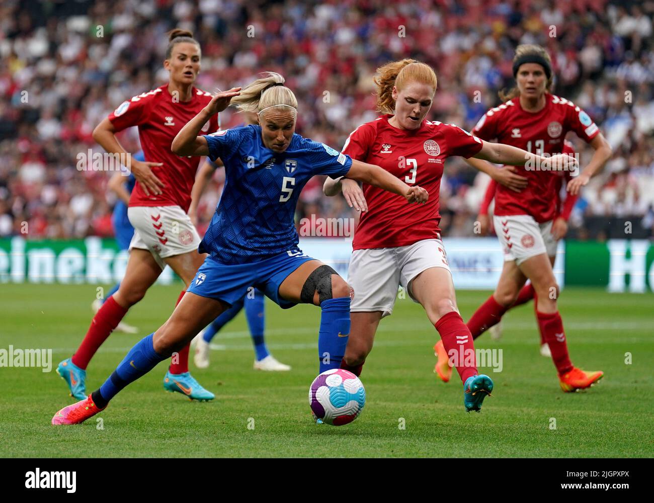 Die Finnin Emma Koivisto kämpft beim UEFA Women's Euro 2022 Group B Spiel im Stadium MK, Milton Keynes, gegen die dänische Stine Ballisager Pedersen. Bilddatum: Dienstag, 12. Juli 2022. Stockfoto