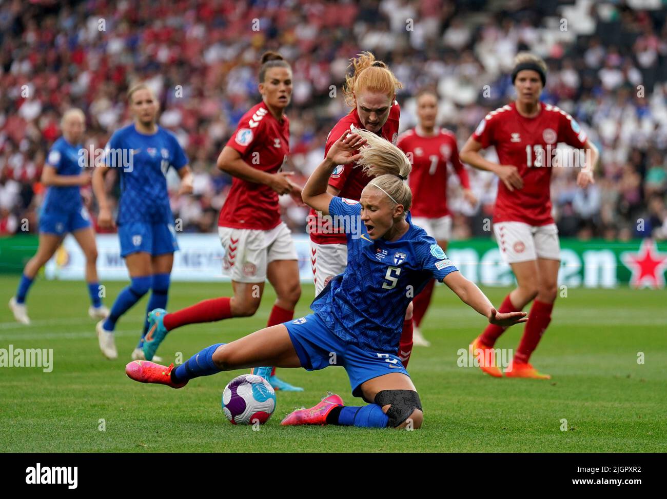 Die Finnin Emma Koivisto kämpft beim UEFA Women's Euro 2022 Group B Spiel im Stadium MK, Milton Keynes, gegen die dänische Stine Ballisager Pedersen. Bilddatum: Dienstag, 12. Juli 2022. Stockfoto