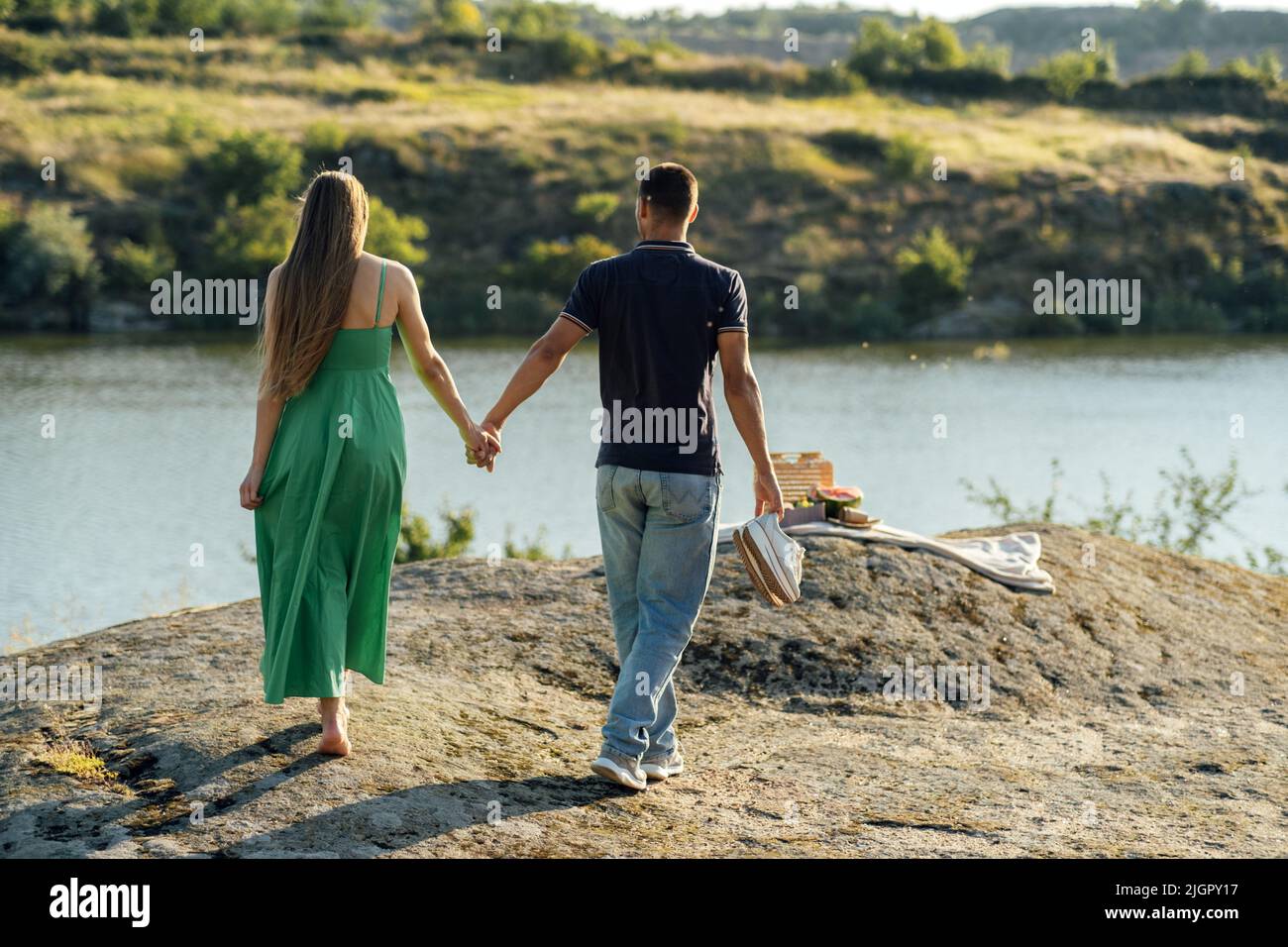 Preisgünstige Europäische Flitterwochen-Reiseziele. Brautpaar verliebt sich auf Sommer-Picknick mit Wassermelone. Stockfoto