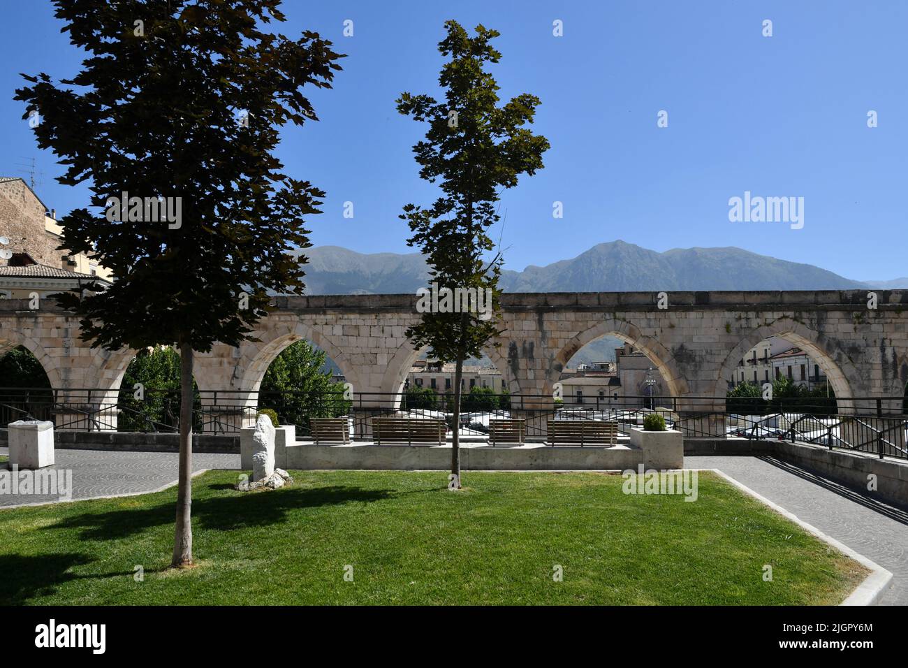 Ein Platz von Sulmona, einem italienischen Dorf in den Abruzzen. Stockfoto