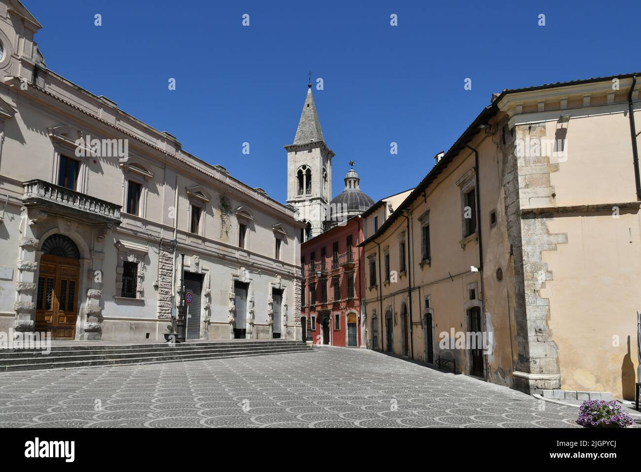 Ein Platz von Sulmona, einem italienischen Dorf in den Abruzzen. Stockfoto