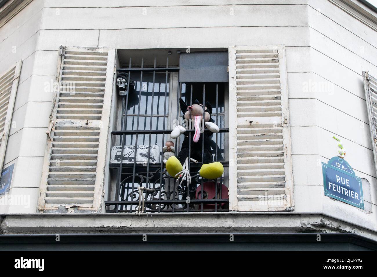 Puppen und Masken in einem Fenster aus einer Werkstatt in Montmartre, paris Stockfoto