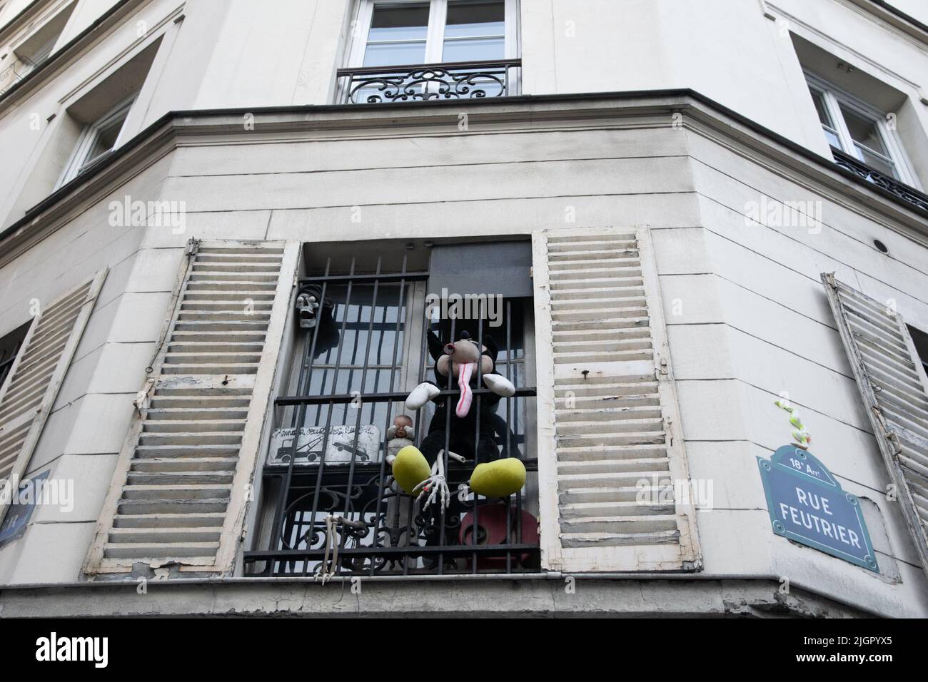 Puppen und Masken in einem Fenster aus einer Werkstatt in Montmartre, paris Stockfoto
