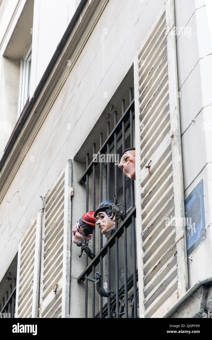 Puppen und Masken in einem Fenster aus einer Werkstatt in Montmartre, paris Stockfoto