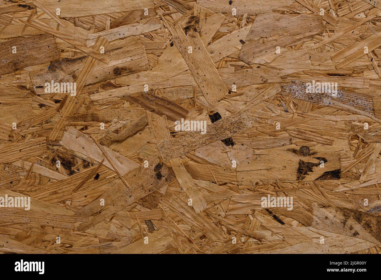Oriented Strang Board OSB Tapete. Abstrakter Holzhintergrund. Das natürliche Holzbaumaterial für die Veredelung. Holzverarbeitung im Abfall. Material mit Holzstruktur. Stockfoto