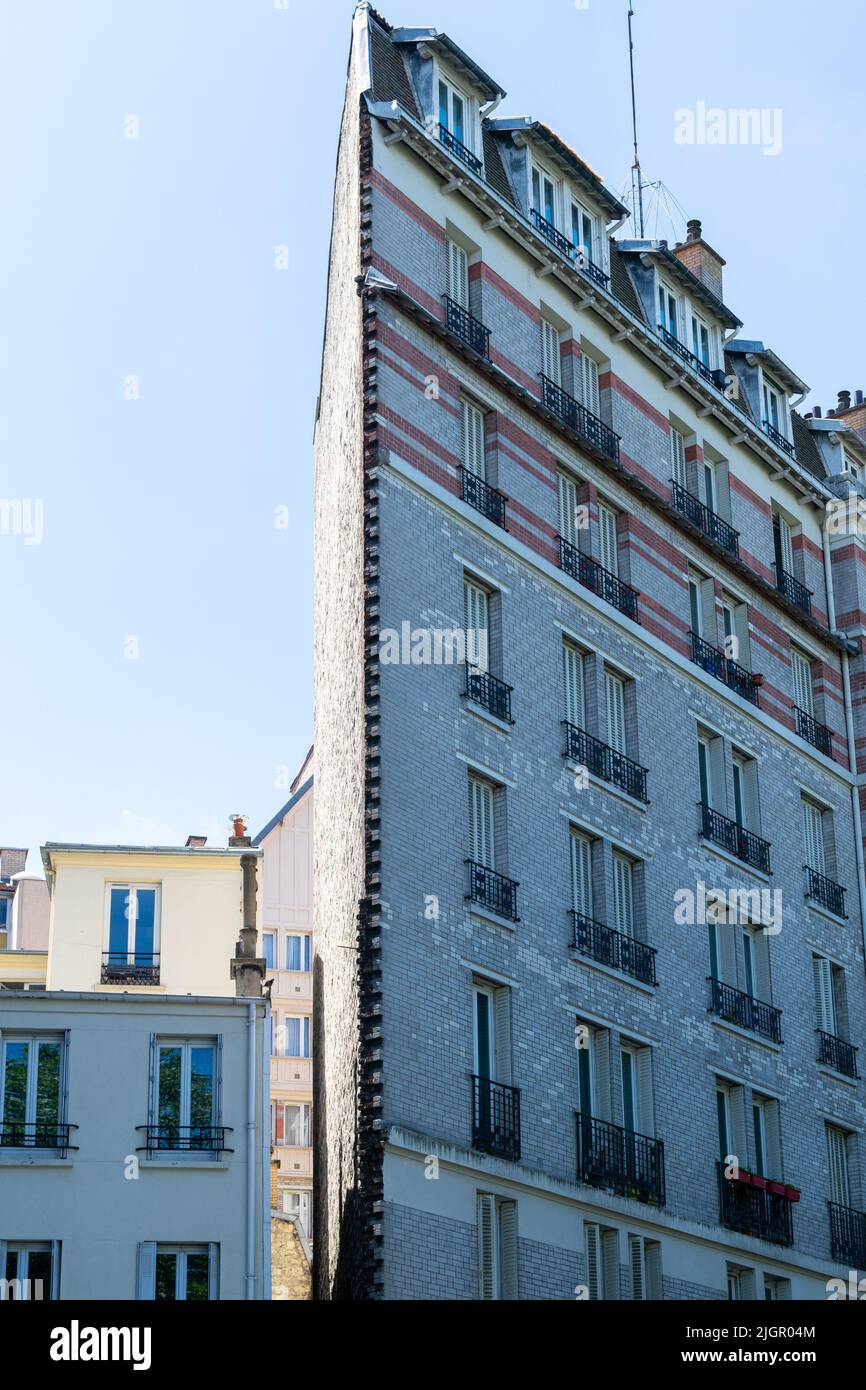 Wohngebäude mit scharfem Winkel zwischen den Wänden in Paris, Frankreich Stockfoto