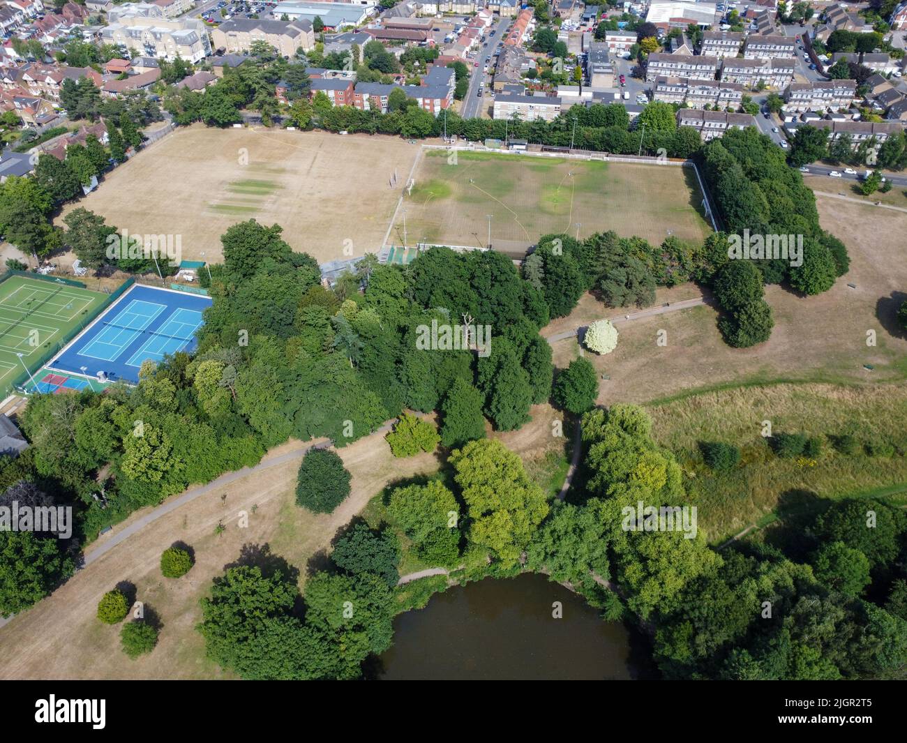 Luftaufnahme der Fußballplätze, des Tennisplatzes und der Stadt Hoddesdon Stockfoto