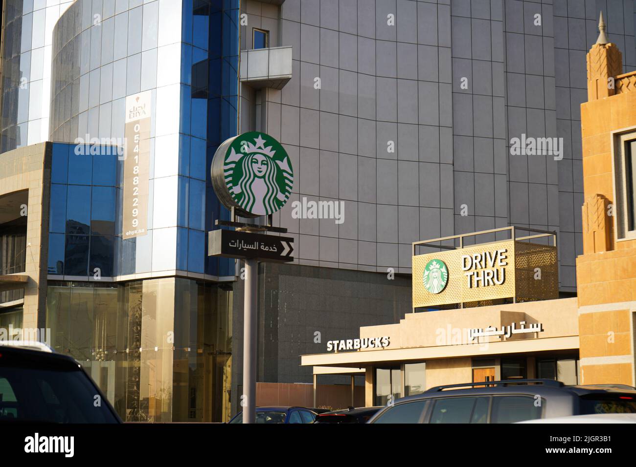 Arabisches Starbuck Drive-Thru-Schild, Starbucks-Schild in der Innenstadt. Saudi-Arabien Stockfoto