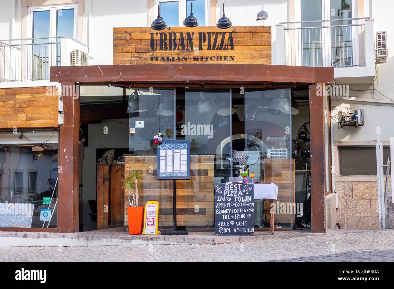 Urban Pizza Restaurant in Albufeira Altstadt Werbung auf Einem Kreidetafel Schild Beste Pizza in der Stadt außerhalb des Restaurants Menüschild hat Preise von popu Stockfoto