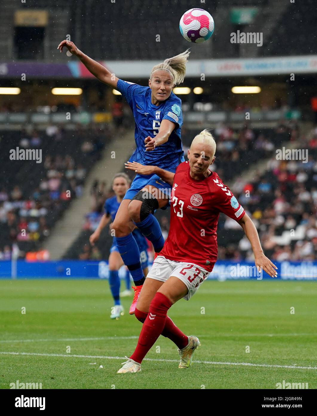 Finnlands Emma Koivisto kämpft während des UEFA Women's Euro 2022 Gruppe B-Spiels im Stadium MK, Milton Keynes, gegen die dänische Sofie Svava. Bilddatum: Dienstag, 12. Juli 2022. Stockfoto